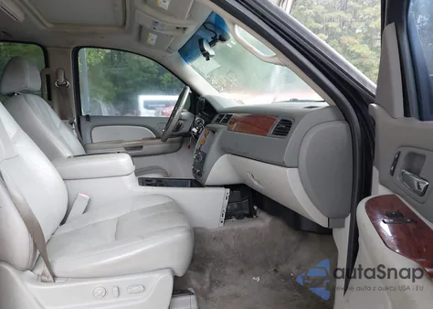 2009 Chevrolet Suburban 1500 Lt2 z USA, uszkodzony, nr VIN 1GNFK263X9R119210